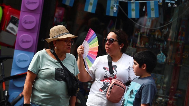Orang-orang menikmati hari di sungai Rio de la Plata di tengah gelombang panas, di San Isidro, di pinggiran Buenos Aires, Argentina, 27 Januari 2026. (REUTERS/Matias Baglietto)