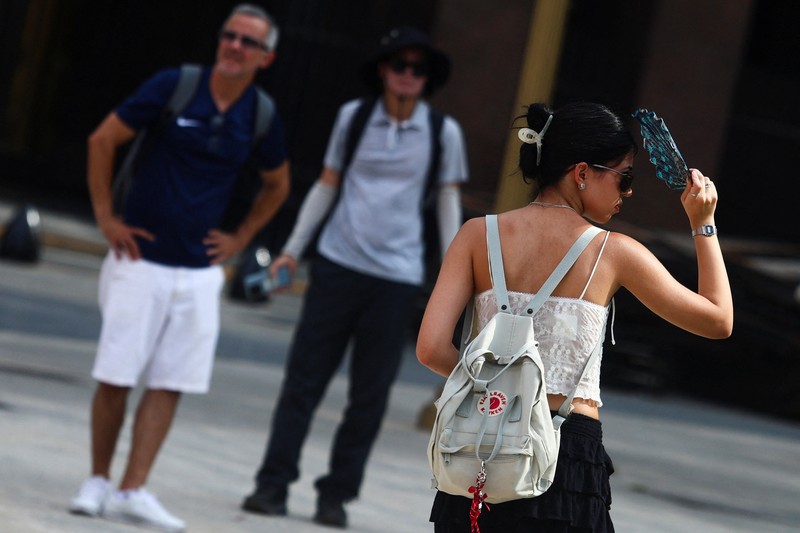 Orang-orang menikmati hari di sungai Rio de la Plata di tengah gelombang panas, di San Isidro, di pinggiran Buenos Aires, Argentina, 27 Januari 2026. (REUTERS/Matias Baglietto)