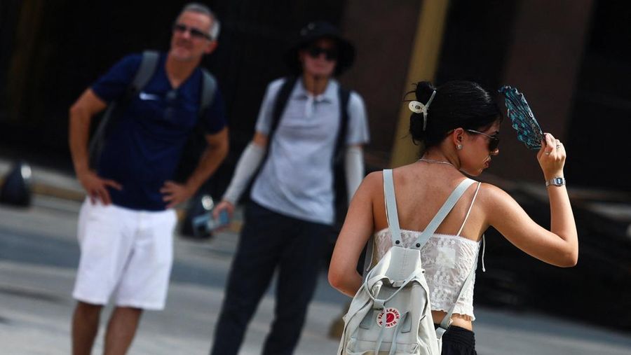 Orang-orang menikmati hari di sungai Rio de la Plata di tengah gelombang panas, di San Isidro, di pinggiran Buenos Aires, Argentina, 27 Januari 2026. (REUTERS/Matias Baglietto)