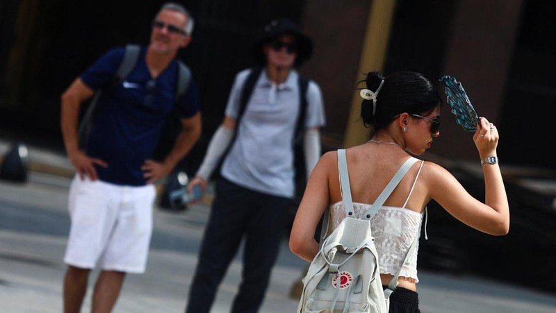 Orang-orang menikmati hari di sungai Rio de la Plata di tengah gelombang panas, di San Isidro, di pinggiran Buenos Aires, Argentina, 27 Januari 2026. (REUTERS/Matias Baglietto)