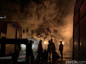 Video: Kebakaran Hebat Melanda Pabrik Sandal di Medan