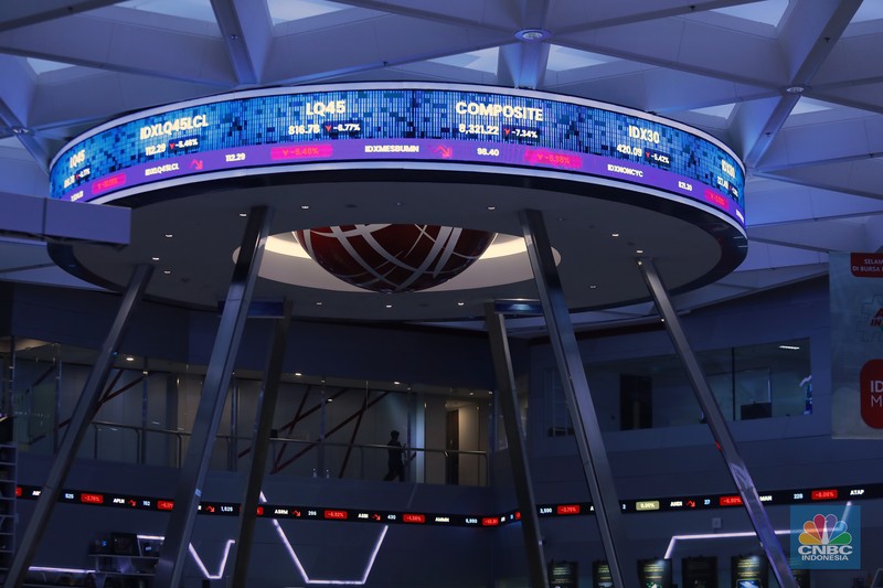 Suasana layar digital pergerakan harga saham di Bursa Efek Indonesia, Jakarta, Rabu (28/1/2026). (CNBC Indonesia/Muhammad Sabki)