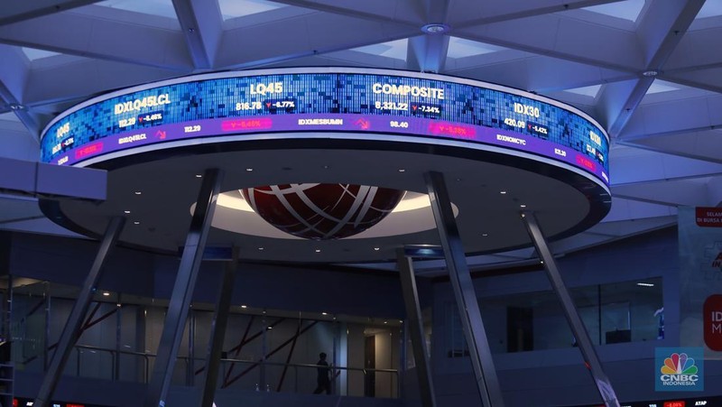 Suasana layar digital pergerakan harga saham di Bursa Efek Indonesia, Jakarta, Rabu (28/1/2026). (CNBC Indonesia/Muhammad Sabki)