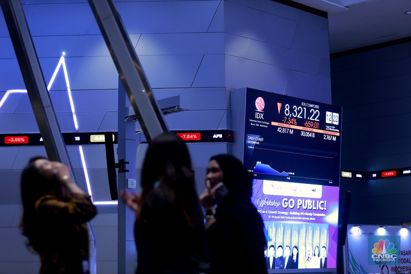 Suasana layar digital pergerakan harga saham di Bursa Efek Indonesia, Jakarta, Rabu (28/1/2026). (CNBC Indonesia/Muhammad Sabki)