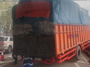 Truk Rem Blong hingga Nyangkut di GT Lenteng Agung, Lalin Sempat Ditutup