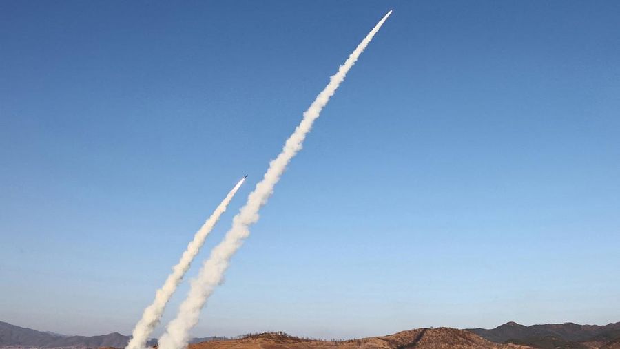 Pemimpin Korea Utara Kim Jong Un, didampingi putrinya Kim Ju Ae, mengarahkan uji coba sistem peluncur roket multi-laras kaliber besar, di lokasi yang tidak diketahui, Korea Utara, 27 Januari 2026, dalam gambar yang dirilis oleh Kantor Berita Pusat Korea (KCNA) resmi Korea Utara pada 28 Januari 2026. (KCNA via REUTERS)