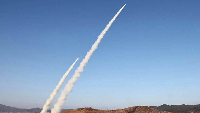Pemimpin Korea Utara Kim Jong Un, didampingi putrinya Kim Ju Ae, mengarahkan uji coba sistem peluncur roket multi-laras kaliber besar, di lokasi yang tidak diketahui, Korea Utara, 27 Januari 2026, dalam gambar yang dirilis oleh Kantor Berita Pusat Korea (KCNA) resmi Korea Utara pada 28 Januari 2026. (KCNA via REUTERS)