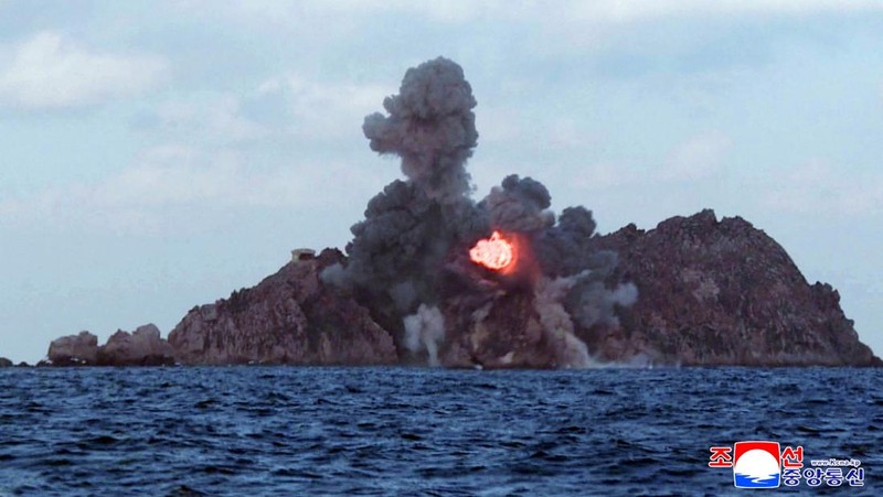 Pemimpin Korea Utara Kim Jong Un, didampingi putrinya Kim Ju Ae, mengarahkan uji coba sistem peluncur roket multi-laras kaliber besar, di lokasi yang tidak diketahui, Korea Utara, 27 Januari 2026, dalam gambar yang dirilis oleh Kantor Berita Pusat Korea (KCNA) resmi Korea Utara pada 28 Januari 2026. (KCNA via REUTERS)