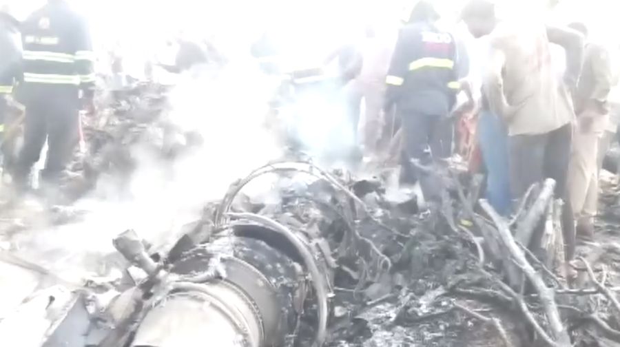 Wakil Kepala Menteri negara bagian Maharashtra, India, Ajit Pawar, tewas dalam kecelakaan pesawat pada Rabu, ketika pesawat carteran yang ditumpanginya jatuh dan terbakar hebat dalam perjalanan menuju wilayah basis politik keluarganya, Rabu (28/1/2026). (REUTERS/Francis Mascarenhas)