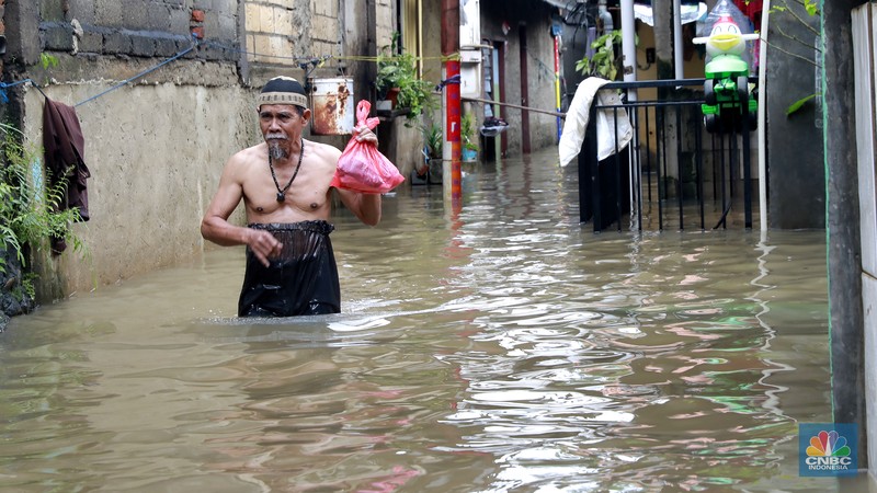Aktifitas warga saat banjir melanda di kawasan Jalan Cipinang Bali IV, Kelurahan Cipinang Muara, Kecamatan Jatinegara, Jakarta Timur, Kamis, (29/1/2026). (CNBC Indonesia/Muhammad Sabki)