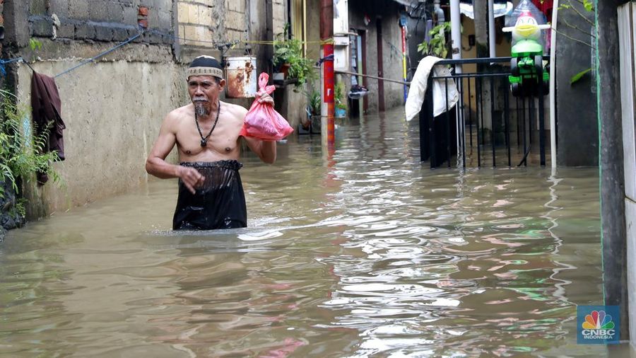 Aktifitas warga saat banjir melanda di kawasan Jalan Cipinang Bali IV, Kelurahan Cipinang Muara, Kecamatan Jatinegara, Jakarta Timur, Kamis, (29/1/2026). (CNBC Indonesia/Muhammad Sabki)