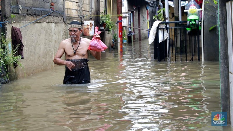 Aktifitas warga saat banjir melanda di kawasan Jalan Cipinang Bali IV, Kelurahan Cipinang Muara, Kecamatan Jatinegara, Jakarta Timur, Kamis, (29/1/2026). (CNBC Indonesia/Muhammad Sabki)