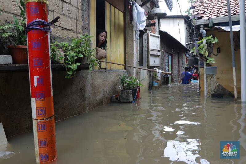 Aktifitas warga saat banjir melanda di kawasan Jalan Cipinang Bali IV, Kelurahan Cipinang Muara, Kecamatan Jatinegara, Jakarta Timur, Kamis, (29/1/2026). (CNBC Indonesia/Muhammad Sabki)