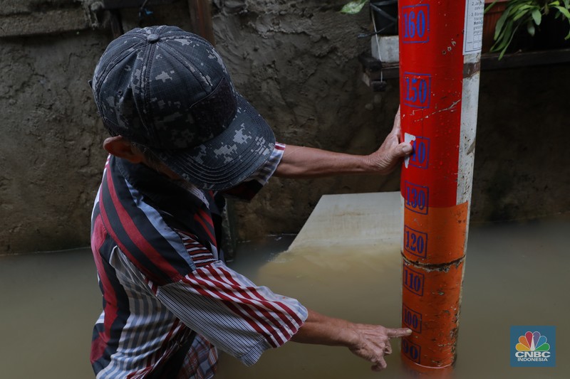 Aktifitas warga saat banjir melanda di kawasan Jalan Cipinang Bali IV, Kelurahan Cipinang Muara, Kecamatan Jatinegara, Jakarta Timur, Kamis, (29/1/2026). (CNBC Indonesia/Muhammad Sabki)