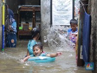 Anak-Anak Asik Berenang! Potret Kali Sunter Meluap, 139 KK Kebanjiran