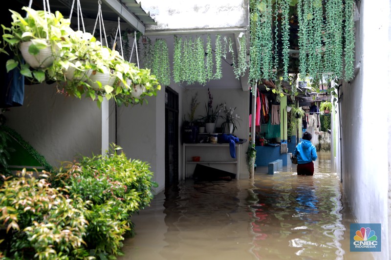Aktifitas warga saat banjir melanda di kawasan Jalan Cipinang Bali IV, Kelurahan Cipinang Muara, Kecamatan Jatinegara, Jakarta Timur, Kamis, (29/1/2026). (CNBC Indonesia/Muhammad Sabki)
