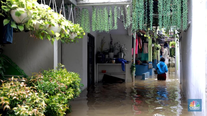 Aktifitas warga saat banjir melanda di kawasan Jalan Cipinang Bali IV, Kelurahan Cipinang Muara, Kecamatan Jatinegara, Jakarta Timur, Kamis, (29/1/2026). (CNBC Indonesia/Muhammad Sabki)