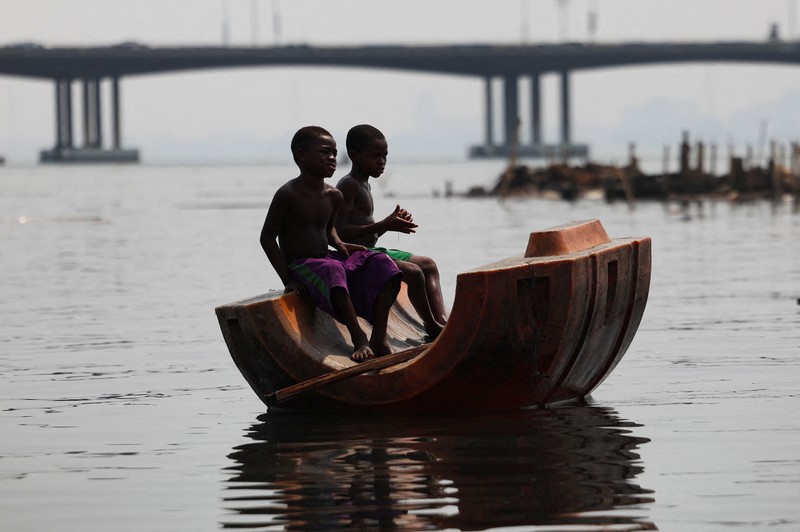 Warga beristirahat di dalam tempat penampungan darurat sementara pihak berwenang membakar bangunan yang tersisa di komunitas tepi sungai Makoko di Lagos, Nigeria, 25 Januari 2026. (REUTERS/Sodiq Adelakun)