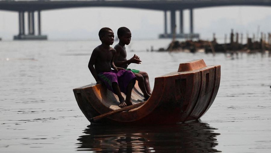 Warga beristirahat di dalam tempat penampungan darurat sementara pihak berwenang membakar bangunan yang tersisa di komunitas tepi sungai Makoko di Lagos, Nigeria, 25 Januari 2026. (REUTERS/Sodiq Adelakun)