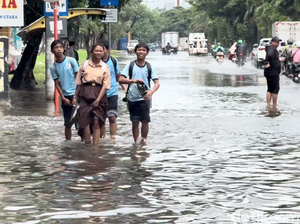 Video Banjir di Depan Halte Taman Kota Jakbar, Lalin Macet