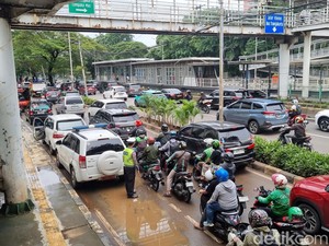 Jalan Letjen Suprapto Jakpus Macet Imbas Banjir, Begini Kondisinya