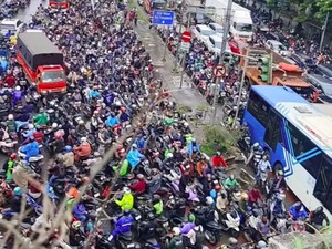 Drama di Daan Mogot: Hujan, Banjir hingga Motor Lawan Arah