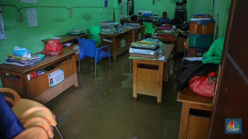 Sejumlah pengendara sepeda motor menerobos banjir yang melanda kawasan Jalan Inspeksi, Jakarta Utara, Kamis (29/1/2026). (CNBC Indonesia/Faisal Rahman)