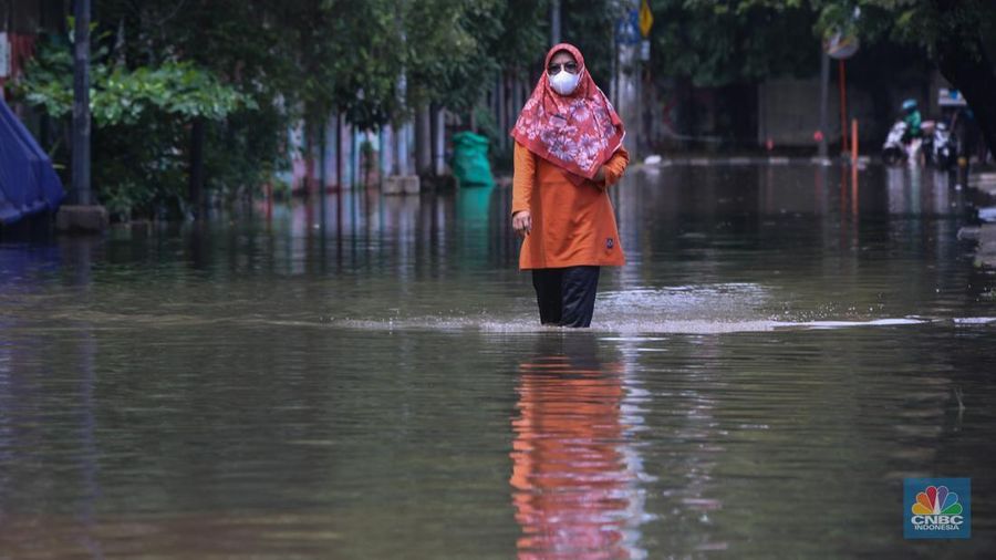 Sejumlah pengendara sepeda motor menerobos banjir yang melanda kawasan Jalan Inspeksi, Jakarta Utara, Kamis (29/1/2026). (CNBC Indonesia/Faisal Rahman)