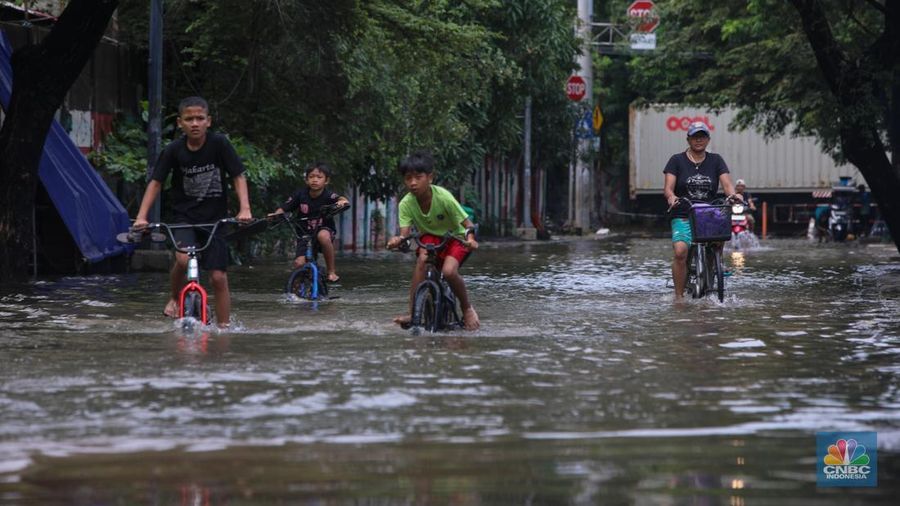 Banjir setinggi lebih dari 50 sentimeter (cm) yang merendam kawasan Jalan Inspeksi, Jakarta Utara, Kamis (29/1/2026). (CNBC Indonesia/Faisal Rahman)