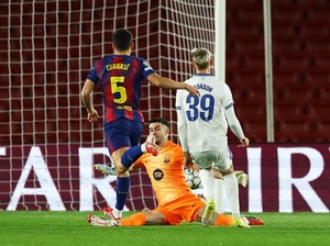 Hansi Flick: Barcelona Kebobolan Terlalu Banyak
