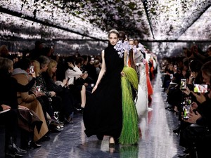 Rihanna Datang Terlambat, Fashion Show Christian Dior Molor 1 Jam
