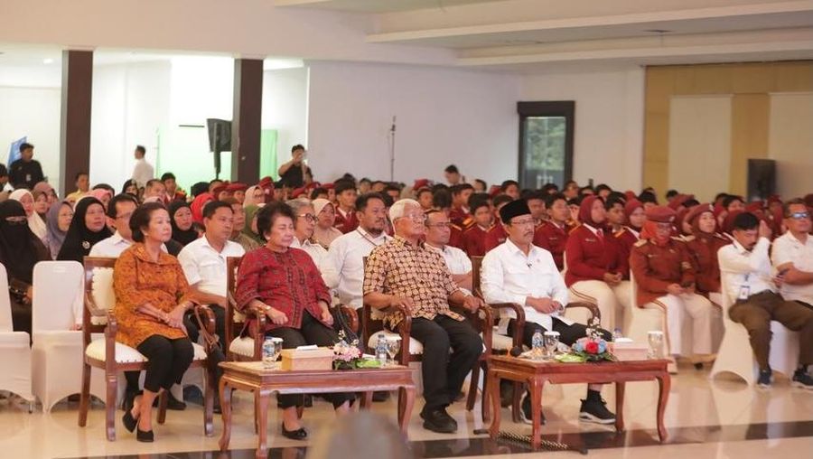 Dua kakak Presiden Prabowo Subianto, Biantiningsih Djiwandono dan Maryani Djojohadikusumo, mengunjungi Sekolah Rakyat Menengah Atas (SRMA) 10 Jakarta Selatan, Rabu (28/1/2026). (Instagram/Kemensosri)