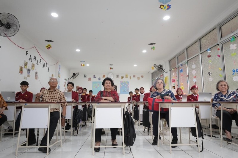 Dua kakak Presiden Prabowo Subianto, Biantiningsih Djiwandono dan Maryani Djojohadikusumo, mengunjungi Sekolah Rakyat Menengah Atas (SRMA) 10 Jakarta Selatan, Rabu (28/1/2026). (Instagram/Kemensosri)