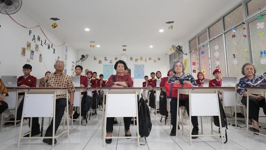Dua kakak Presiden Prabowo Subianto, Biantiningsih Djiwandono dan Maryani Djojohadikusumo, mengunjungi Sekolah Rakyat Menengah Atas (SRMA) 10 Jakarta Selatan, Rabu (28/1/2026). (Instagram/Kemensosri)