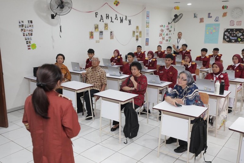 Dua kakak Presiden Prabowo Subianto, Biantiningsih Djiwandono dan Maryani Djojohadikusumo, mengunjungi Sekolah Rakyat Menengah Atas (SRMA) 10 Jakarta Selatan, Rabu (28/1/2026). (Instagram/Kemensosri)