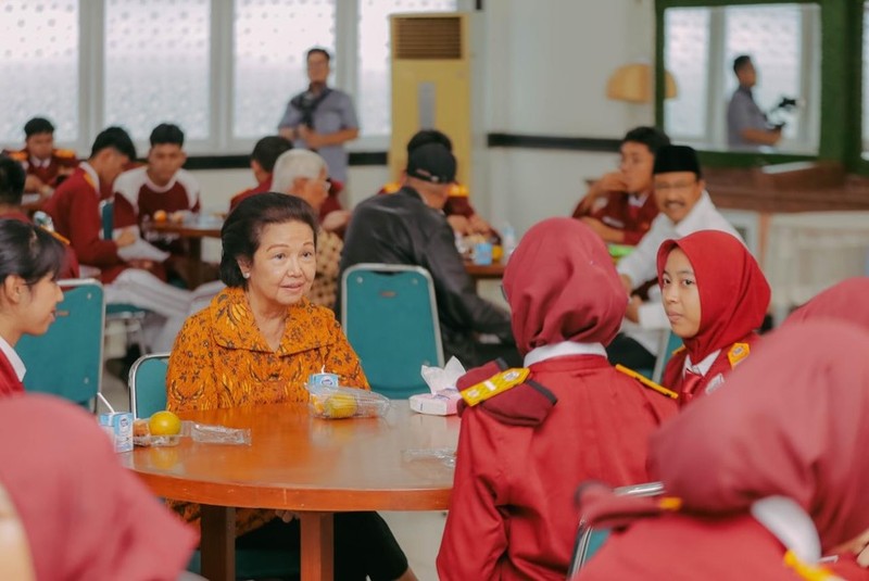 Dua kakak Presiden Prabowo Subianto, Biantiningsih Djiwandono dan Maryani Djojohadikusumo, mengunjungi Sekolah Rakyat Menengah Atas (SRMA) 10 Jakarta Selatan, Rabu (28/1/2026). (Instagram/Kemensosri)