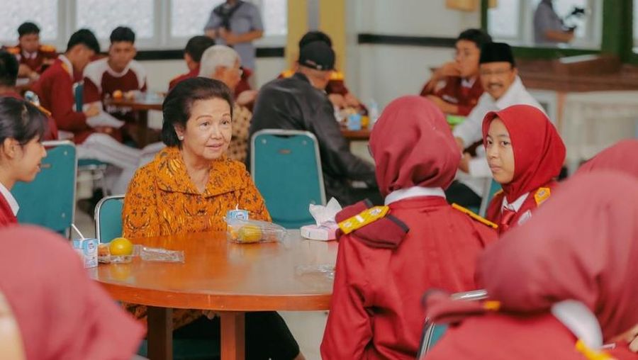 Dua kakak Presiden Prabowo Subianto, Biantiningsih Djiwandono dan Maryani Djojohadikusumo, mengunjungi Sekolah Rakyat Menengah Atas (SRMA) 10 Jakarta Selatan, Rabu (28/1/2026). (Instagram/Kemensosri)