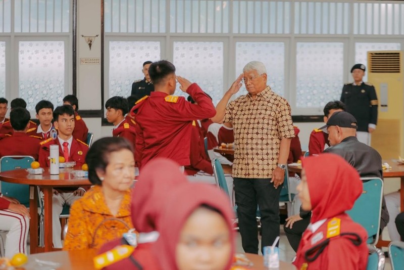 Dua kakak Presiden Prabowo Subianto, Biantiningsih Djiwandono dan Maryani Djojohadikusumo, mengunjungi Sekolah Rakyat Menengah Atas (SRMA) 10 Jakarta Selatan, Rabu (28/1/2026). (Instagram/Kemensosri)