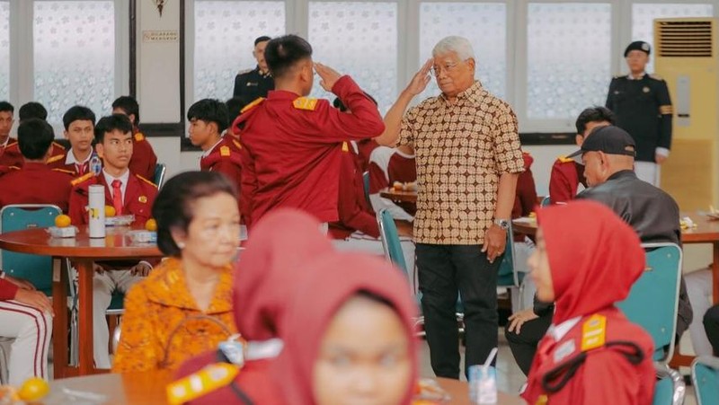 Dua kakak Presiden Prabowo Subianto, Biantiningsih Djiwandono dan Maryani Djojohadikusumo, mengunjungi Sekolah Rakyat Menengah Atas (SRMA) 10 Jakarta Selatan, Rabu (28/1/2026). (Instagram/Kemensosri)