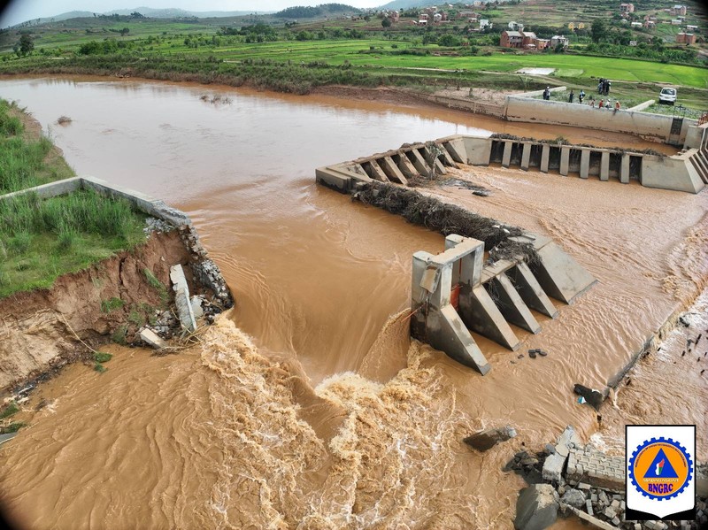 Foto udara menujukkan kerusakan sebagian pada bendungan hidro-pertanian di wilayah Analamanga dekat ibu kota, Antananarivo, pada hari Senin (26/1/2026) waktu setempat. (via &copy; BNGRC/Facebook)