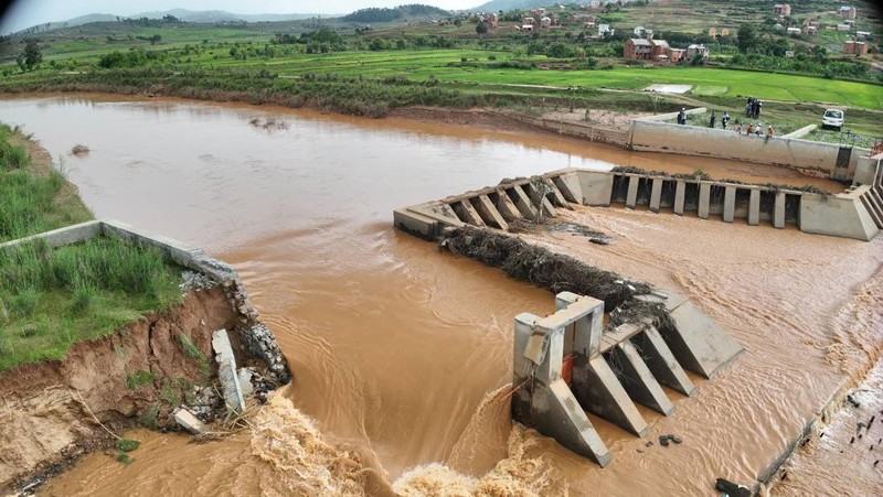 Foto udara menujukkan kerusakan sebagian pada bendungan hidro-pertanian di wilayah Analamanga dekat ibu kota, Antananarivo, pada hari Senin (26/1/2026) waktu setempat. (via &copy; BNGRC/Facebook)