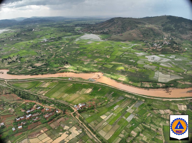 Foto udara menujukkan kerusakan sebagian pada bendungan hidro-pertanian di wilayah Analamanga dekat ibu kota, Antananarivo, pada hari Senin (26/1/2026) waktu setempat. (via &copy; BNGRC/Facebook)