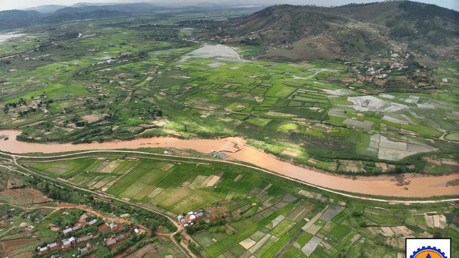 Foto udara menujukkan kerusakan sebagian pada bendungan hidro-pertanian di wilayah Analamanga dekat ibu kota, Antananarivo, pada hari Senin (26/1/2026) waktu setempat. (via &copy; BNGRC/Facebook)