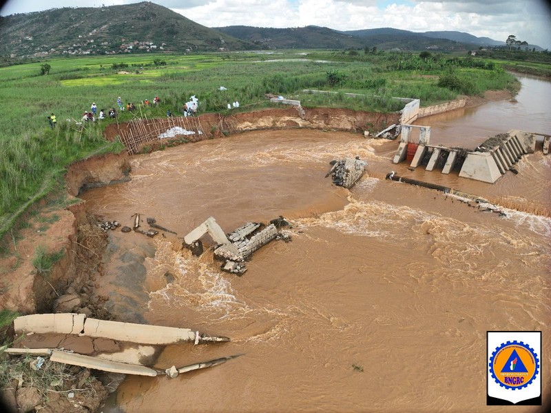 Foto udara menujukkan kerusakan sebagian pada bendungan hidro-pertanian di wilayah Analamanga dekat ibu kota, Antananarivo, pada hari Senin (26/1/2026) waktu setempat. (via &copy; BNGRC/Facebook)