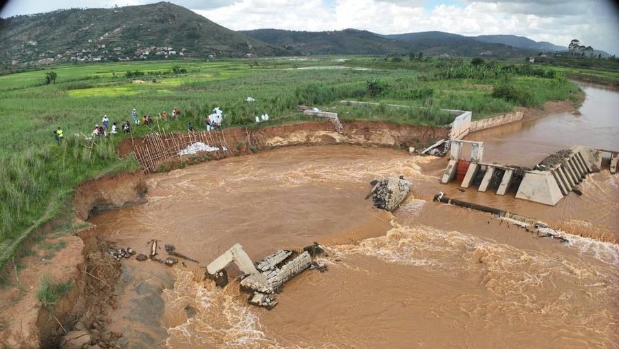 Foto udara menujukkan kerusakan sebagian pada bendungan hidro-pertanian di wilayah Analamanga dekat ibu kota, Antananarivo, pada hari Senin (26/1/2026) waktu setempat. (via &copy; BNGRC/Facebook)