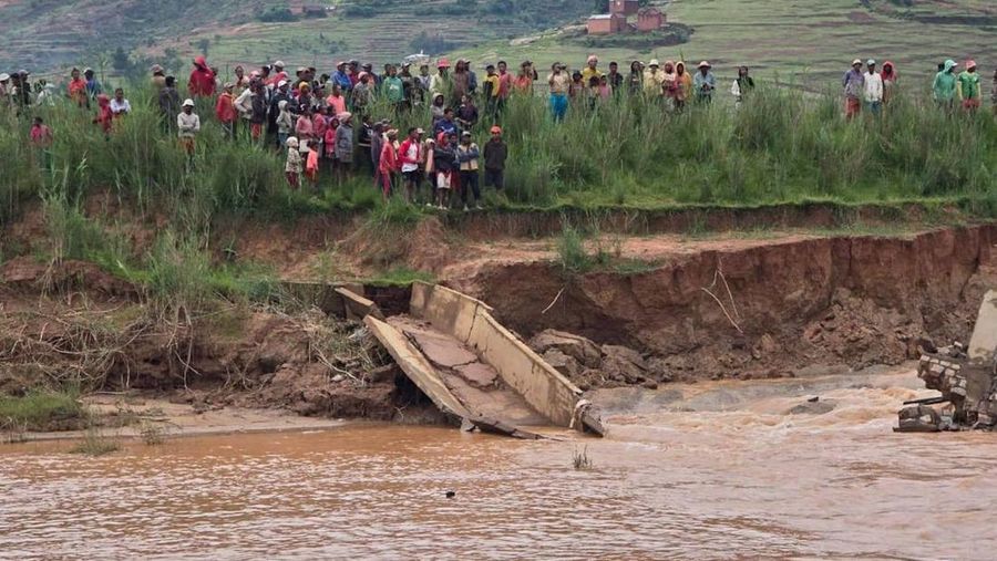 Foto udara menujukkan kerusakan sebagian pada bendungan hidro-pertanian di wilayah Analamanga dekat ibu kota, Antananarivo, pada hari Senin (26/1/2026) waktu setempat. (via &copy; BNGRC/Facebook)