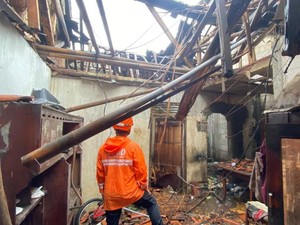 Hujan-Angin Kencang Bikin Rumah di Bogor Ambruk, Penghuni Mengungsi