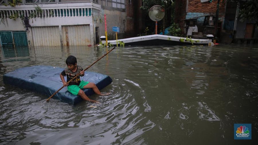 Hujan deras menyebabkan kawasan pemukiman di Keluarahan Bidara Cina, Jakarta Timur terendam banjir pada Kamis (29/1/2026). (CNBC Indonesia/Faisal Rahman)