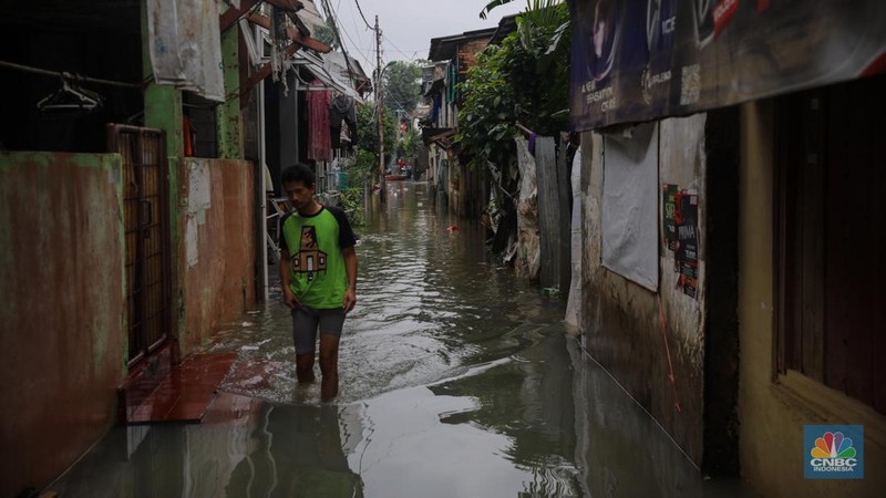 Hujan deras menyebabkan kawasan pemukiman di Keluarahan Bidara Cina, Jakarta Timur terendam banjir pada Kamis (29/1/2026). (CNBC Indonesia/Faisal Rahman)