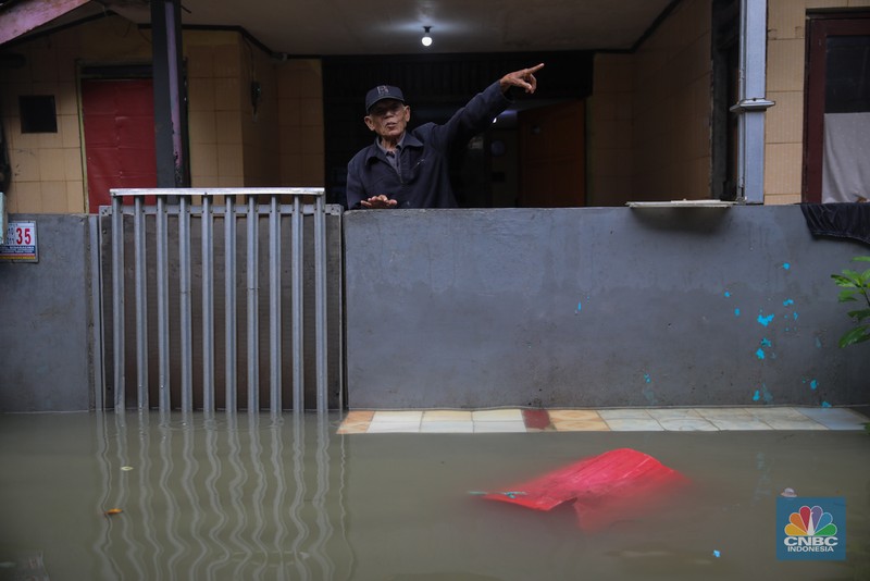Hujan deras menyebabkan kawasan pemukiman di Keluarahan Bidara Cina, Jakarta Timur terendam banjir pada Kamis (29/1/2026). (CNBC Indonesia/Faisal Rahman)